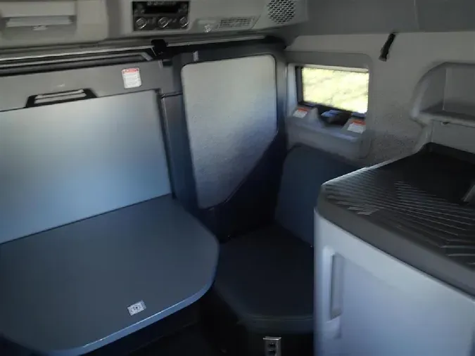 2025 VOLVO VNL64T860