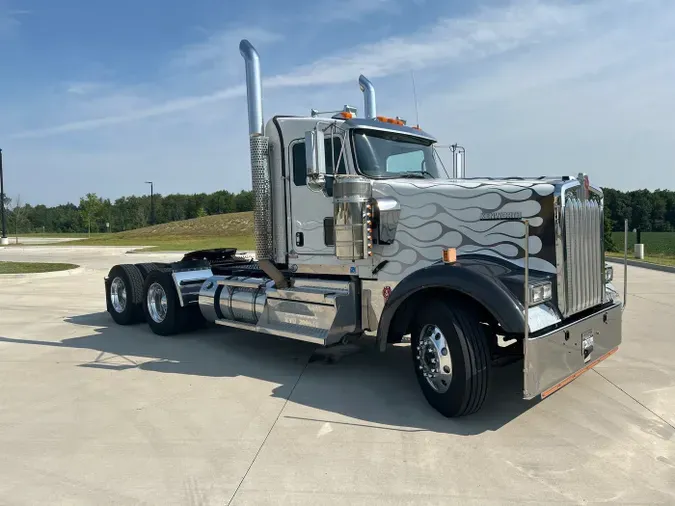 2023 Kenworth W900L