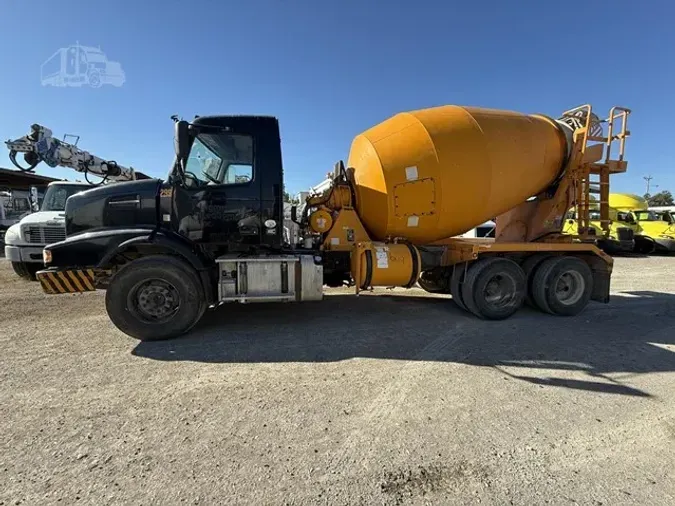 2015 VOLVO VHD64F200