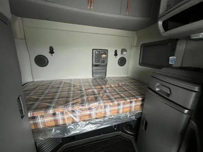 2022 VOLVO VNL64T740