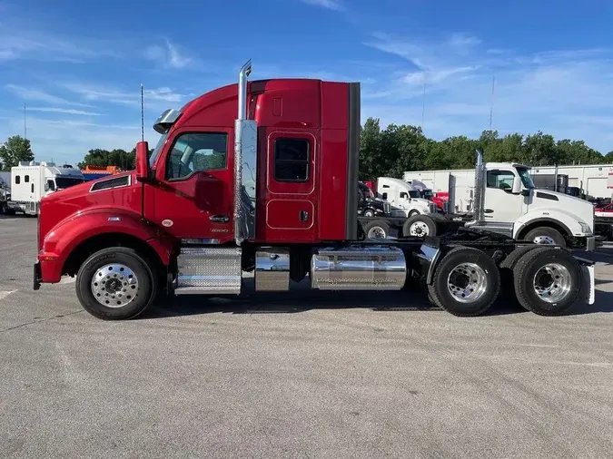 2025 Kenworth T880