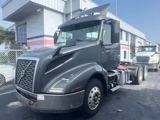 2019 VOLVO VNL64T-300