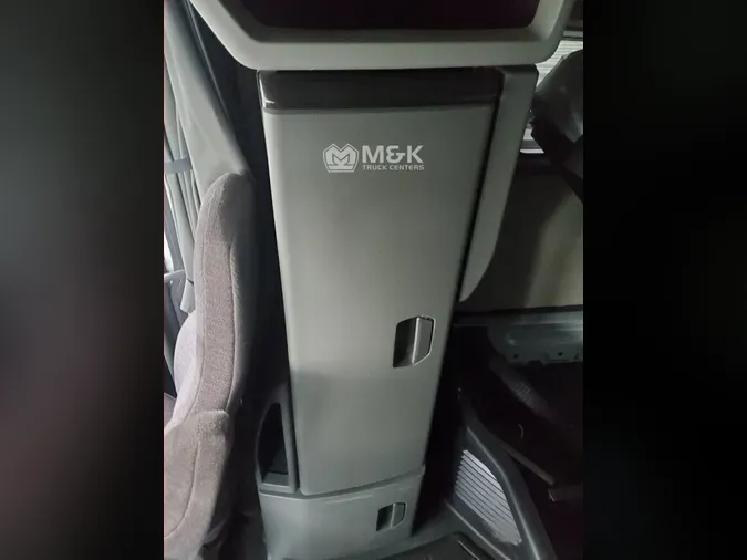 2021 VOLVO VNL64T740