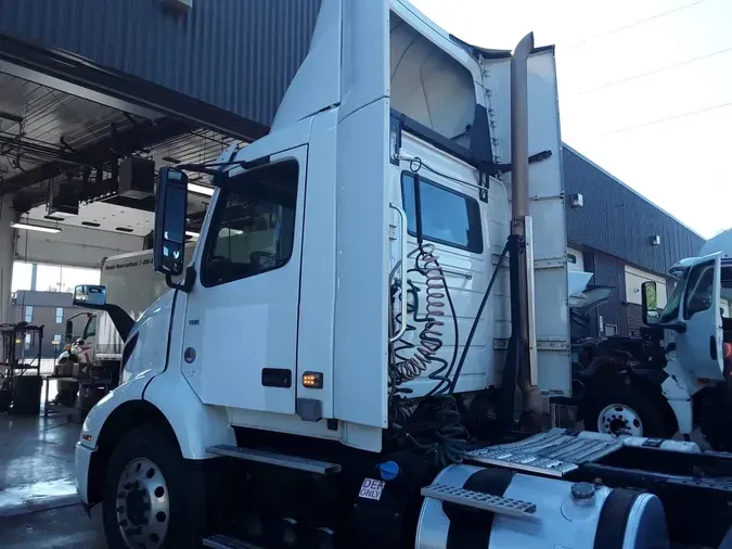 2019 VOLVO VNR42T 300