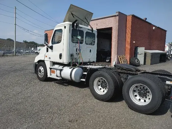 2018 Freightliner X12564ST