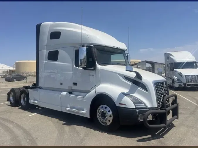 2023 VOLVO VNL64T760