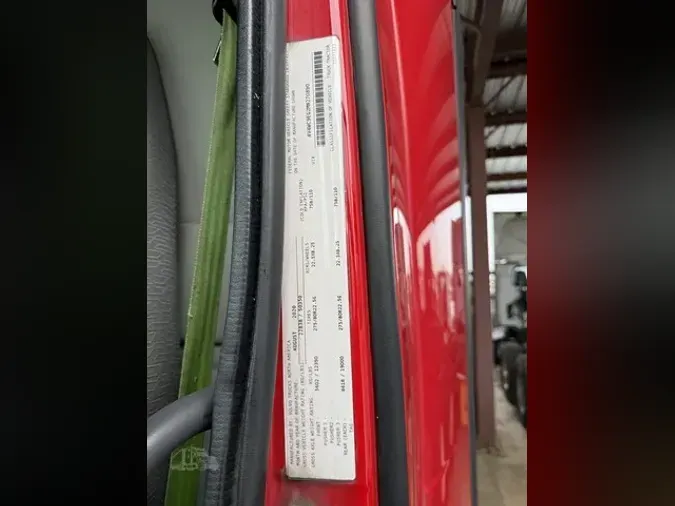 2021 VOLVO VNR64T300