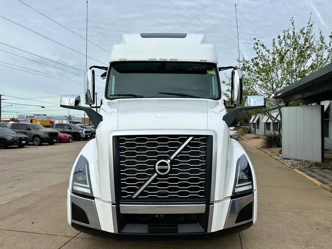 2025 VOLVO VNL64T860