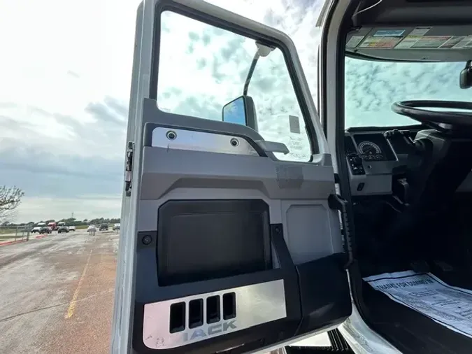 2021 MACK AN64T