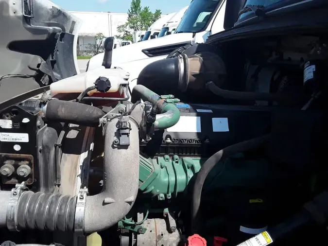 2020 VOLVO VNR64T-640