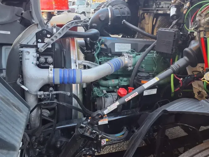 2019 VOLVO VNR42T 300