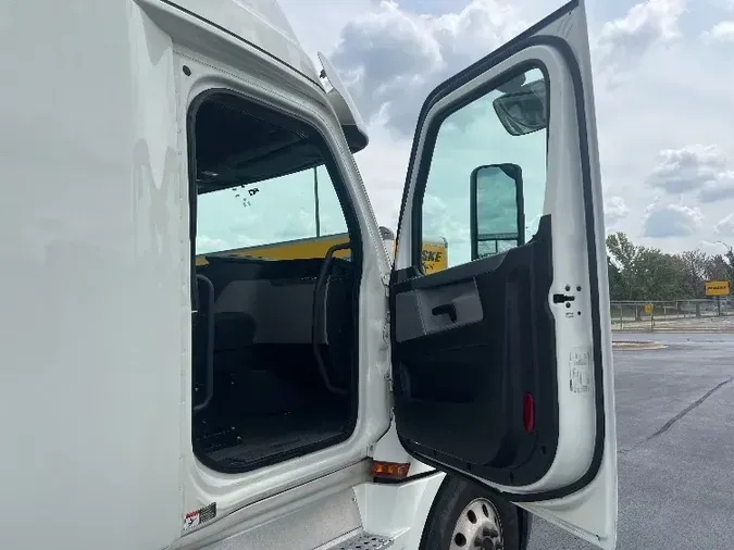 2019 Freightliner T12664ST