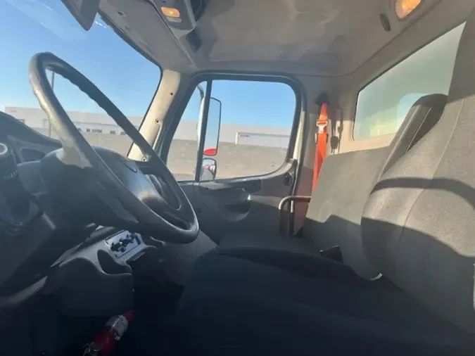 2018 FREIGHTLINER M2 106