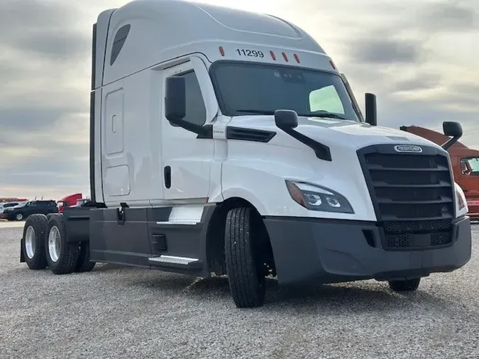 2021 FREIGHTLINER Cascadia 126