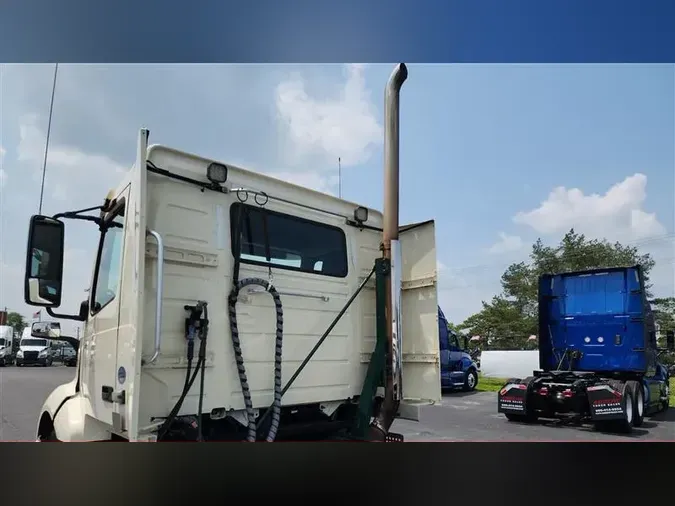 2020 VOLVO VNL300