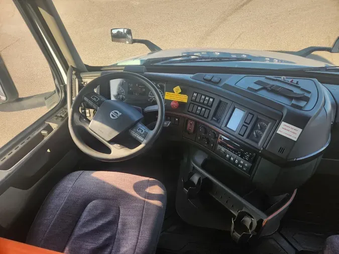 2020 VOLVO VNL64T740