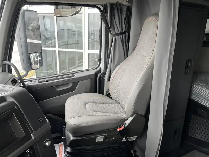 2020 VOLVO VNL64T760