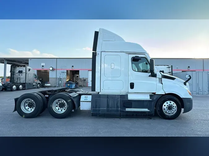 2021 Freightliner Cascadia 126