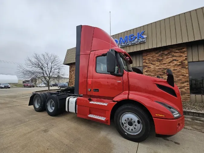 2022 VOLVO VNR64T300