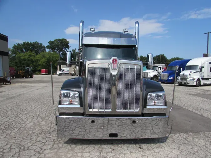 2024 Kenworth W990