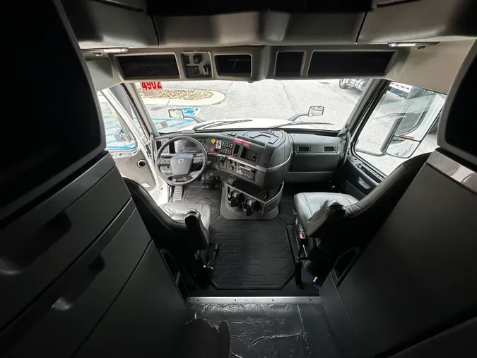 2023 Volvo VNL64T860