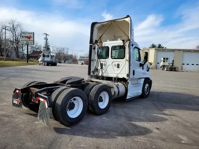 2016 Freightliner X12564ST