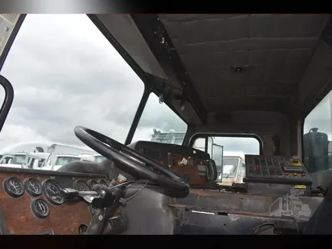 2009 PETERBILT 320