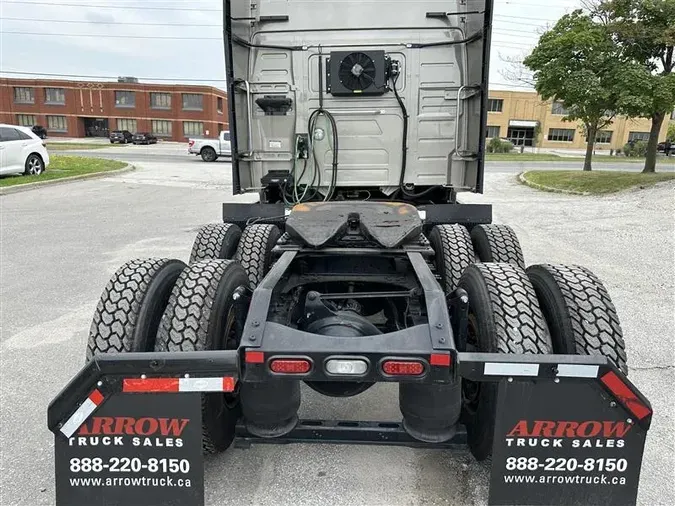 2021 VOLVO VNL760