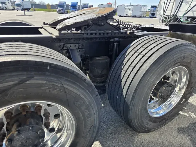2021 VOLVO VNL64T300
