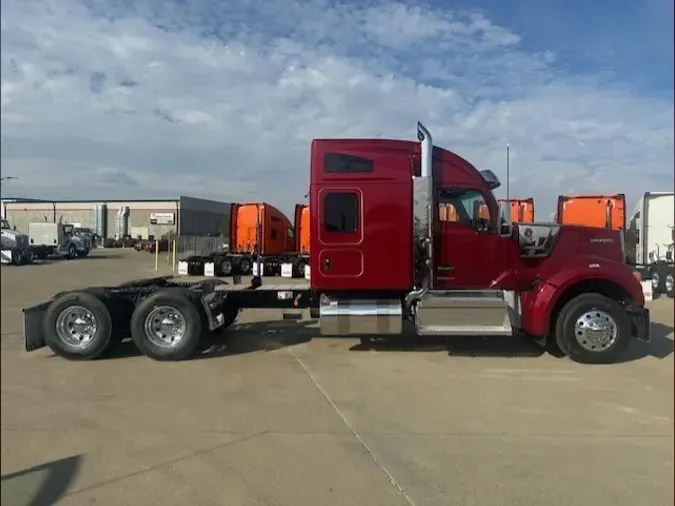 2025 Kenworth W990