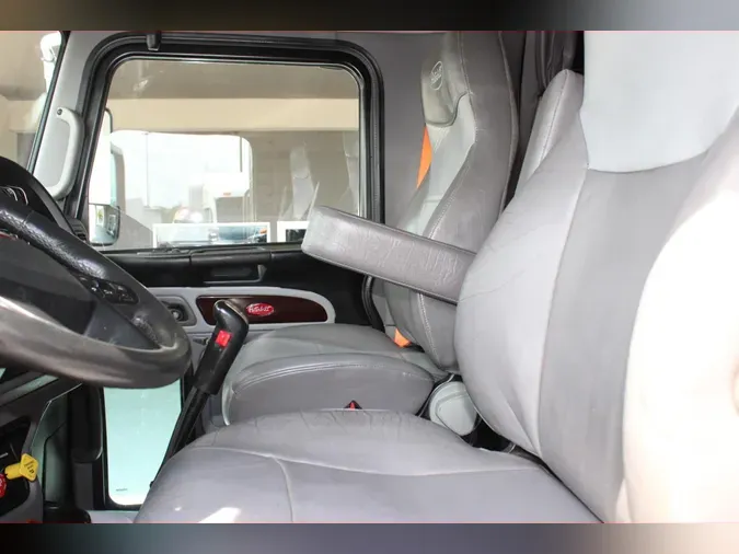 2023 Peterbilt 389