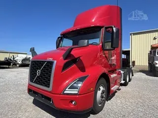 2020 VOLVO VNR64T300