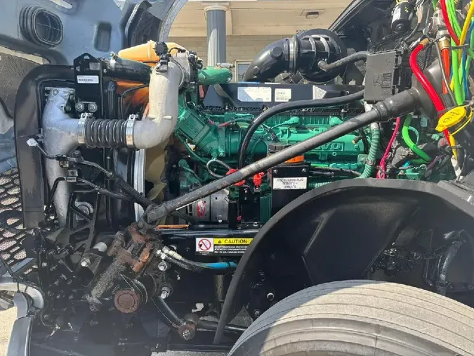 2023 VOLVO VNL64T860