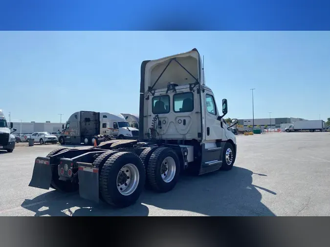 2020 Freightliner Cascadia 1260587f6a4393dce2439998830b0a5f45b