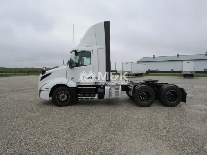 2025 VOLVO VNL64T300N