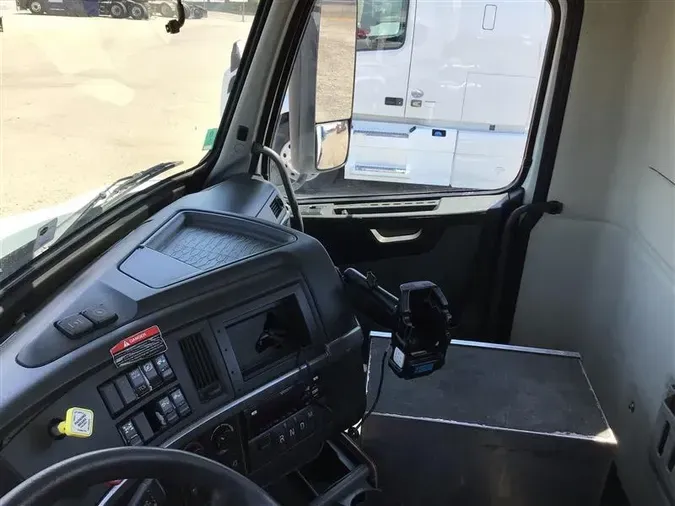 2020 VOLVO VNR300