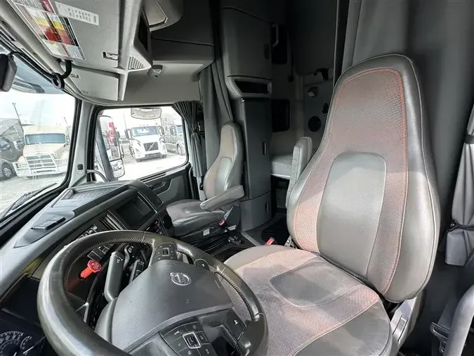 2022 VOLVO VNL760