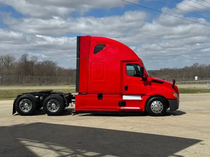 2023 FREIGHTLINER Cascadia 126