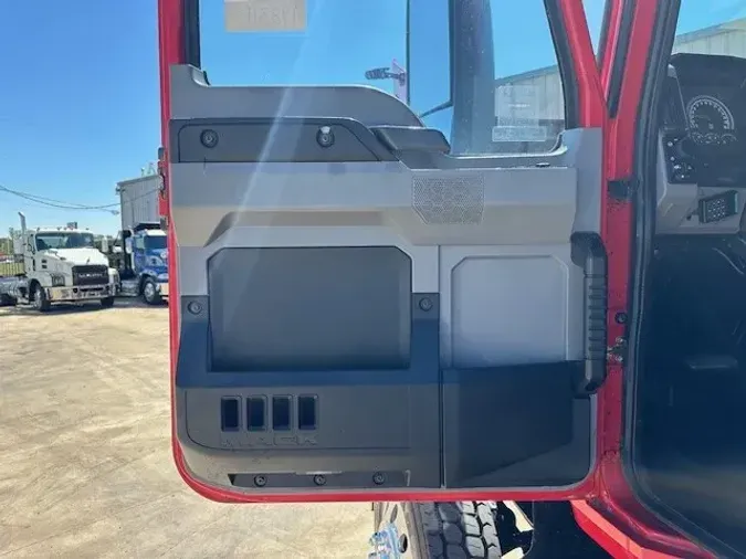 2019 MACK PI64T