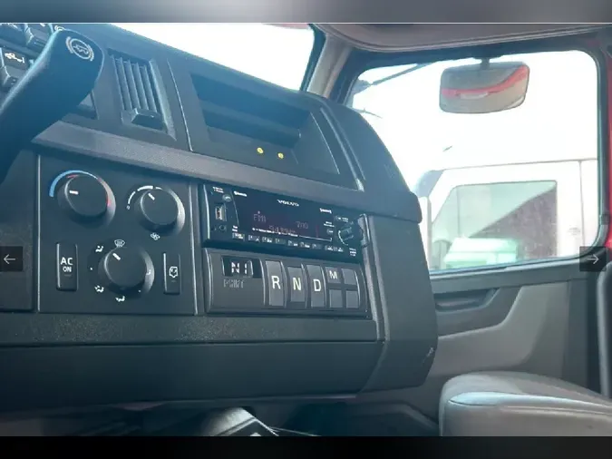 2022 VOLVO VNL64T760