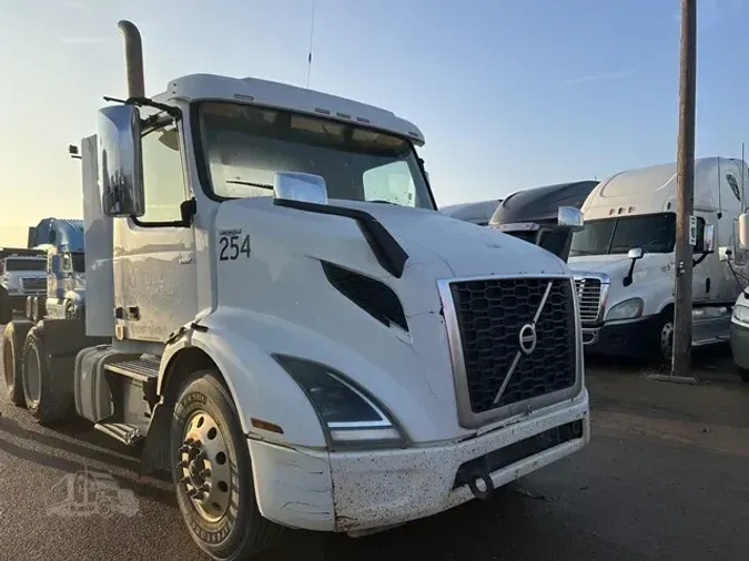 2018 VOLVO VNR64T300