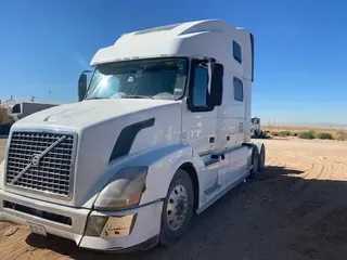 2015 VOLVO VNL780