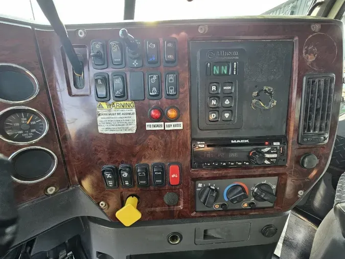 2016 MACK GU803