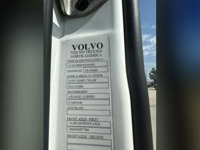 2022 Volvo VNL64T760