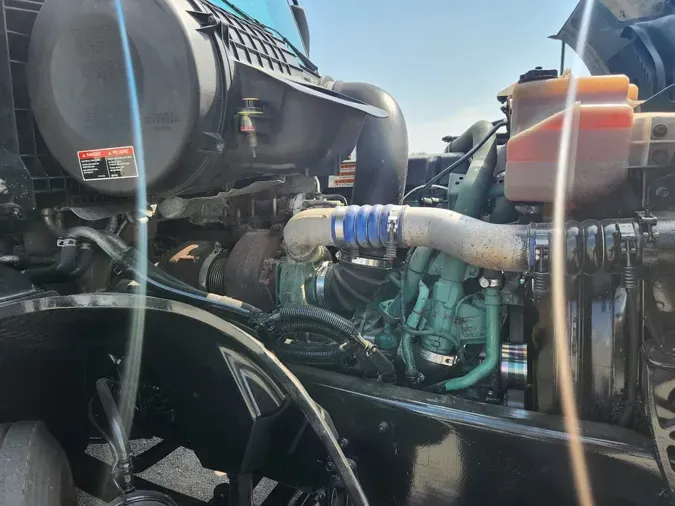 2019 VOLVO VNL64T760