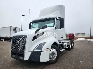 2023 VOLVO VNL64T300