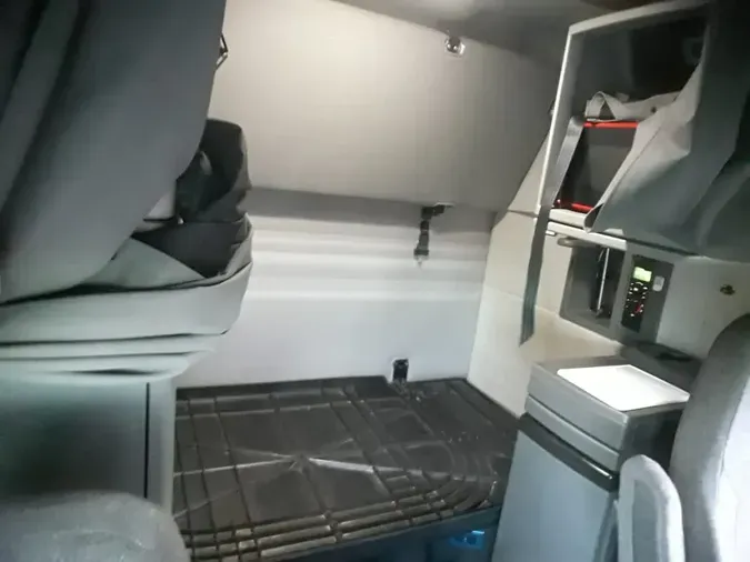 2020 VOLVO VNR64T-640