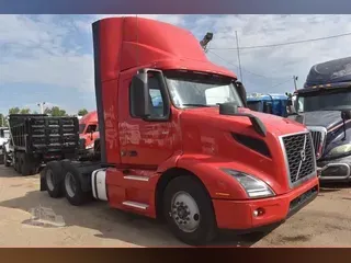 2021 VOLVO VNR64T300