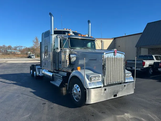 2021 Kenworth W900