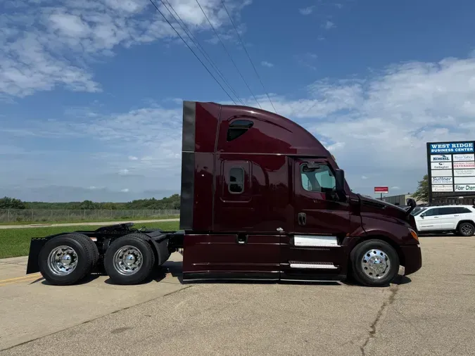 2022 FREIGHTLINER Cascadia 126061bdec208fe07ee2decf1525f00de94